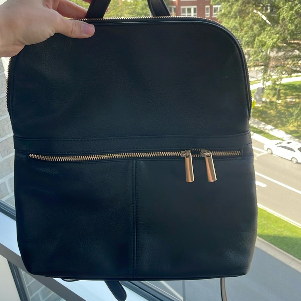 Target backpack. Laptops dont fit but ipads do.
